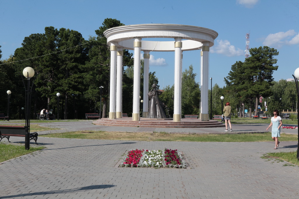 Памятник жёнам декабристов