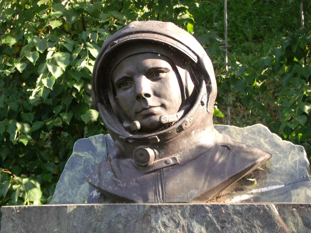 Сквер и памятник Ю.А. Гагарину